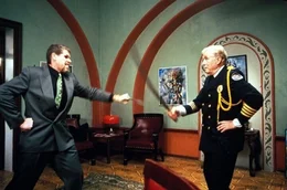 W&auml;hrend seine Kollegen ermitteln, tummelt sich Commandant. Eric Lassard (George Gaynes, r.) auf einer russischen Beerdigung. Und dennoch gelingt es ausgerechnet ihm, den gef&auml;hrlichen Gangster Constantin Konali (Ron Perlman, l.) zu stellen ...