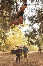 Eine Joggerin findet eine grässlich verstümmelte Leiche, die an einem Baum aufgehängt wurde. Der Tote wird als der Universitätsprofessor Adam Metzger identifiziert. Detective Bernstein (Michael Whaley, r.) und Horatio Caine (David Caruso, l.) machen sich auf die Suche nach dem Täter ...