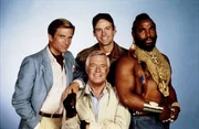 Das A-Team: Faceman (Tim Dunigan, li.), Hannibal (George Peppard, mi. unten), Murdock (Dwight Schultz, mi. oben) und  B.A. (Mr. T, re.)