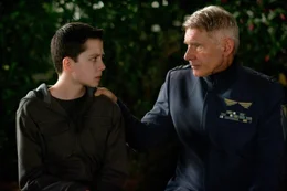 Schon bald erkennt Colonel Hyrum Graff (Harrison Ford, r.), dass in den H&auml;nden des jungen Andrew Ender Wiggin (Asa Butterfield, l.) das &Uuml;berleben der Menschheit liegt. Nur dieses Kind ist in der Lage, die kompliziertesten Aufgaben im Kampfsimulator mit strategischem Geschick zu meistern. Doch wird der ruhige Junge auch in der alles entscheidenden Schlacht die Nerven behalten?; Schon bald erkennt Colonel Hyrum Graff (Harrison Ford, r.), dass in den H&auml;nden des jungen Andrew Ender Wiggin (Asa Butterfield, l.) das &Uuml;berleben der Menschheit liegt. Nur dieses Kind ist in der Lage, die kompliziertesten Aufgaben im Kampfsimulator mit strategischem Geschick zu meistern. Doch wird der ruhige Junge auch in der alles entscheidenden Schlacht die Nerven behalten?