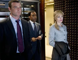 Noch ahnen die beiden CIA-Agenten Ted Winter (Liev Schreiber, l.) und Peabody (Chiwetel Ejiofor, M.) nicht, dass sie schon ganz bald ihre f&auml;higste Agentin, Evelyn Salt (Angelina Jolie, r.), jagen werden.