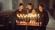 Am Marienaltar entzünden Zankl (Michael Ostrowski) Mia (Nadja Sabersky) und Frederike (Marie Leuenberger) Kerzen – eine kleine Notgemeinschaft, die irgendwie zusammengehört. Am Marienaltar entzünden Zankl (Michael Ostrowski) Mia (Nadja Sabersky) und Frederike (Marie Leuenberger) Kerzen – eine kleine Notgemeinschaft, die irgendwie zusammengehört.