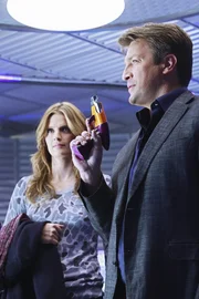 Während einer Science-Fiction-Convention wird die Organisatorin ermordet. Während den Ermittlungen erfährt Castle (Nathan Fillion, r.), dass auch Beckett (Stana Katic, l.) ein großer Fan der Serie "Nebula 9" ist ...