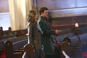 Ihr neuer Fall f&uuml;hrt Castle (Nathan Fillion, r.) und Beckett (Stana Katic, l.) in eine Kirche, in der sich eine &auml;u&szlig;erst dubiose Geschichte zugetragen hat ...