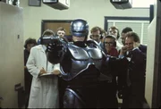 RoboCop (Peter Weller, Mi.) ist geboren &ndash; und das in Gegenwart von Morton (Miguel Ferrer), Johnson (Felton Perry), Tyler (Sage Parker), Roosevelt (Stephen Berrier) und Ramirez (Yolonda Williams, v.r.).
