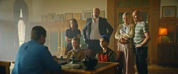 Pertsa (Olavi Kiiski), Kilu (Oskari Mustikkaniemi) und ihre Eltern (Elsa Saisio, Ville Myllyrinne, Anu Sinisalo und Turkka Mastom&auml;ki) in Kommissar Paavolas (Hannes Suominen) B&uuml;ro.