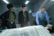 (v.l.n.r.) Special Agent Tiffany Wallace (Katherine Renee Kane); Special Agent Stuart Scola (John Boyd); Dr. Neil Mosbach (Thomas Philip O'Neill)