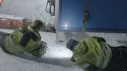 Thord und Eirik halten die Augen offen und versuchen, den Ausleger des Rettungswagens unter einen Anhänger mit gebrochenen Stützbeinen zu schieben