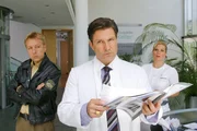 "Die Rosenheim-Cops", "Teufel in Weiß." Professor Keller, Miteigentümer der renommierten Omega Privatklinik, mag ein genialer Geschäftsmann sein, seine unkonventionellen Methoden sind gleichwohl nicht jedermanns Geschmack. Prompt findet er eines Tages gewaltsam den Tod. Erschlagen entdeckt ihn eine Mitarbeiterin in seinem Büro. Zu Kellers Kritikern gehörte sein Assistent Patrick Weidemann, der schließlich entlassen worden ist. Doch auch der Juwelier Alwin Brandstätter hätte ein Motiv. Er macht Keller für den Tod seiner Schwester verantwortlich.Im Bild: Haben Klinikchef Hoff (Francis Fulton Smith, m.) und Krankenschwester Strunk (Isabella Schmid, r.) vor Polizist Mohr (Max Müller, l.) etwas zu verbergen?