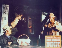 Der alte Revolverheld Jack Beauregard (Henry Fonda, l.) wei&szlig; nicht recht, was er von Nobody (Terence Hill, r.)