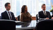 Jessica (Gina Torres), Harvey (Gabriel Macht) und Mike (Patrick J. Adams) stellen sich gemeinsam der Klage gegen ihre Kanzlei. Während Hardman versucht, das Team zu spalten, demonstrieren sie Geschlossenheit.