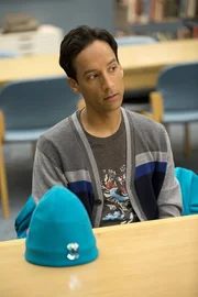 Um zu beweisen, dass sie Pierce nicht auf dem Gewissen haben, müssen sich Abed (Danny Pudi) und der Rest der Lerngruppe einem Lügendetektortest unterziehen ...