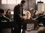 Six Feet Under - Gestorben wird immer "Das innere Auge". Im Bild: Peter Macdissi (Olivier Castro-Staal), Lauren Ambrose (Claire Fisher). Six Feet Under - Gestorben wird immer "Das innere Auge". Im Bild: Peter Macdissi (Olivier Castro-Staal), Lauren Ambrose (Claire Fisher).