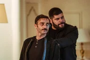Gennaro Savastano (Salvatore Esposito) hat Don Aniellos Neffen, O Diplomato (Andrea Di Maria, li.), in seiner Gewalt.