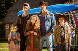 Die wilde Familie Schm&uuml;ll: Lynnie (Helena Pieske, l.), Ole (Ivo Kortlang, 2.v.l.), Jessie (Deborah Mary Schneidermann, M.), Tarik (Emilio Moutaoukkil, 2.v.r.) und Jacko (Emil Pai P&ouml;tschke, r.) trifft auf dem Martinshof ein.