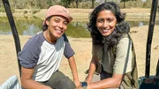 Tierreporterin Pia (links) mit Expertin Priya auf Tigersafari.