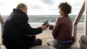 Ein Ying und Yang Tattoo, das Zeichen für ewige Liebe, bringt Sievers und sein Team auf die Spur des Täters. Doch welches Motiv könnte der Täter gehabt haben? Bei einem Feierabendbier in den Dünen erzählt Ina Behrendsen (Julia Brendler, r.) ihrem Chef Carl Sievers (Peter Heinrich Brix, l.) von ihrer eigenen unglücklichen Liebe zu einem Lehrer und welche Rolle ein Tattoo dabei spielte. Ein Ying und Yang Tattoo, das Zeichen für ewige Liebe, bringt Sievers und sein Team auf die Spur des Täters. Doch welches Motiv könnte der Täter gehabt haben? Bei einem Feierabendbier in den Dünen erzählt Ina Behrendsen (Julia Brendler, r.) ihrem Chef Carl Sievers (Peter Heinrich Brix, l.) von ihrer eigenen unglücklichen Liebe zu einem Lehrer und welche Rolle ein Tattoo dabei spielte.