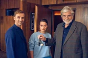 Lothar & Madison - Lothar (Peter Simonischek, re.) sucht mit seiner Freundin Madison (Alice Dwyer, Mitte) die Praxis von seinem Sohn Klaus Kranitz (Jan Georg Schütte, li.) auf.