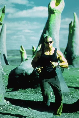 Es geht um Leben um Tod: Der M&ouml;rder Richard B. Riddick (Vin Diesel) ist auf einem fremden Planeten abgest&uuml;rzt. Wird nun aus dem M&ouml;rder der Gejagte?; Es geht um Leben um Tod: Der M&ouml;rder Richard B. Riddick (Vin Diesel) ist auf einem fremden Planeten abgest&uuml;rzt. Wird nun aus dem M&ouml;rder der Gejagte?
