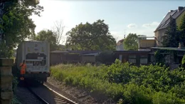 Entlang der Schienen in Halle Trotha, da wo Stadt und Land miteinander verschmelzen, leben die Menschen des Stadtrands.