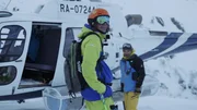 Skifahrer warten in der Nähe des Hubschraubers Skifahrer warten in der Nähe des Hubschraubers