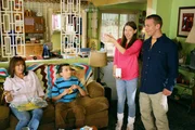 (v.l.n.r.) Frankie (Patricia Heaton); Brick (Atticus Shaffer); Sue (Eden Sher); Darrin (John Gammon)