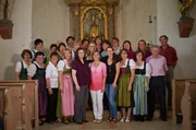 Gastgeberin Renate Schmidt (vorne Mitte, weiße Hose) mit dem Kirchenchor Aiglsbach.