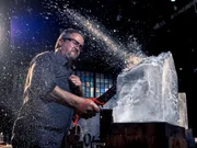 Herr der Klingen: Waffenexperte, Schmied und Juror J. Neilson. Herr der Klingen: Waffenexperte, Schmied und Juror J. Neilson.