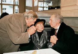 rbb Fernsehen, Zum 10. Todestag von Harald Juhnke (1.4.2005): EIN LASTERHAFTES P&Auml;RCHEN, am Samstag (04.04.15) um 00:35 Uhr. Der pensionierte Kriminalbeamte Wilhelm (G&uuml;nter Pfitzmann, li.) will der Witwe K&auml;the M&uuml;hlmann (Brigitte Mira) seine Zuneigung beweisen. K&auml;thes Ehemann Hubert (Harald Juhnke, re.) sieht das nicht gerne.