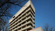 Das Bank-Hochhaus von Mostar steht seit 1995 leer. Pl&auml;ne f&uuml;r eine Weiternutzung durch die Regierung Bosniens werden immer wieder verschoben.