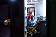 Rettungssanitäter und Notärzte bekommen zu spüren, dass die Notaufnahmen immer öfter überlaufen sind und keine Patienten aufnehmen können.