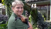 Der Flughund Timmi mit Tierpflegerin Diana Grögor im Tierpark Berlin.