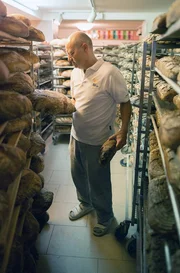 Bei allem nationalen und internationalen Versand: Arnd macht vor allem Brot für die Menschen in seinem Dorf, in seiner Heimat. Bei allem nationalen und internationalen Versand: Arnd macht vor allem Brot für die Menschen in seinem Dorf, in seiner Heimat.