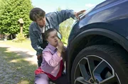 Moment mal! Die Detektive Sam (Yann Cosack, links) und Toni (Anna Malner, rechts) untersuchen ein verdächtiges Fahrzeug.