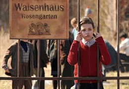 Martina (Janina Fautz) wartet ihm Waisenhaus auf ihre Mutter.
