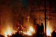Ein Ritual, bei dem Geister gerufen werden sollten, in Lainio: Die Vorbereitungen dauerten mehrere Wochen, im ganzen Lager wurden Kerzen und Laternen aufgestellt.