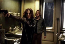 Selene (Kate Beckinsale) verteidigt Michael (Scott Speedman), da er f&uuml;r die Lykaner wichtig ist.
