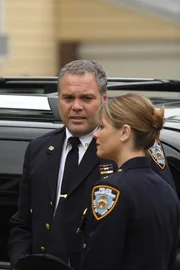 Detective Robert Goren (Vincent D'Onofrio) und Detective Alexandra Eames (Kathryn Erbe) vermuten, dass ein Zusammenhang zwischen dem Mord an einem Kollegen und dem an Eames' Mann vor neun Jahren besteht. Detective Robert Goren (Vincent D'Onofrio) und Detective Alexandra Eames (Kathryn Erbe) vermuten, dass ein Zusammenhang zwischen dem Mord an einem Kollegen und dem an Eames' Mann vor neun Jahren besteht.