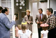 "Der Leihopa", "Oho, oho, wie sind die Zwerge froh." Waldemar soll eine Kinderparty organisieren, während die Eltern der Großmutter beim Umzug helfen. Er plant sorgfältig ein Unterhaltungs-Programm, das von den kleinen Nervensägen zunichtegemacht wird. Im Bild (v.li.): Herbert Prikopa (Zauberer), Lotte Ledl (Mutter), Robert Hoffmann (Vater), Alfred Böhm (Waldemar Herzog).