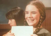 Laura (Melissa Gilbert) hat allen Grund zur Freude. Sie hat auf ihren Aufsatz eine gute Note bekommen.