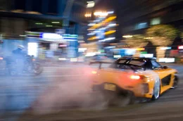 Atemberaubende Auto-Stunts, rasante Schnitte und eine auf Hochglanz polierte Optik: Wie schon die beiden Vorg&auml;nger wurde auch der dritte Teil der beliebten "The Fast and the Furious"-Reihe in grandioser Art und Weise inszeniert - diesmal vom taiwanesischen Regie-Newcomer Justin Lin.