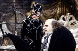 Catwoman (Michelle Pfeiffer) verb&uuml;ndet sich mit dem Pinguin (Dany DeVito) um Batman zu vernichten.