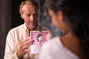 Angus Speelman (Iain Glen) und Junge Reyka (Gabrielle de Gama) +++ Die Verwendung des sendungsbezogenen Materials ist nur mit dem Hinweis und Verlinkung auf RTL+ gestattet. +++