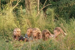 Die Wilden H&uuml;hner kundschaften das Hauptquartier der Pygm&auml;en aus (v.l.n.r.): Sprotte (Michelle von Treuberg), Wilma (Jette Hering), Melanie (Paula Riemann), Trude (Zsa Zsa Inci B&uuml;rkle) und Frieda (Lucie Hollmann).