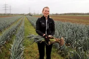 Kathrin Ludwig arbeitet als Landwirtin im Familienbetrieb, den ihr Großvater gegründet hat. Sie hat sich auf den Anbau und die Ernte von Lauch spezialisiert, den sie in der Kleinmarkthalle verkauft. Kathrin Ludwig arbeitet als Landwirtin im Familienbetrieb, den ihr Großvater gegründet hat. Sie hat sich auf den Anbau und die Ernte von Lauch spezialisiert, den sie in der Kleinmarkthalle verkauft.