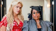 (v.li.): Jenn Lyon (Jennifer), Niecy Nash-Betts (Desna Simms).