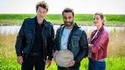 Yunus Özlügül (Yunus Cumartpay, M.) präsentiert Apothekerin Insa Scherzinger (Theresa Underberg, r.) und Polizist Henk Cassens (Maxim Mehmet, l.) stolz seine archäologische Entdeckung.