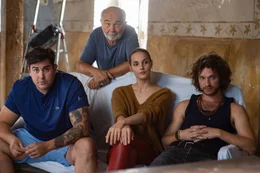 (v.li.): Philippe Bartek (Victor Artus Solaro), Francis Bartek (G&eacute;rard Jugnot), Stella Bartek (Camille Lou), Alexandre Bartek (Louka M&eacute;liava).