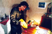 Jan Holting (Diego Wallraff) hat Gabi und Yvonne überwältigt und will die Wohnung in Brand stecken.