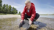 Der Geologe Colin Devey ist auf Schatzsuche am Rhein. Dort lagert immer noch Gold. Der Geologe Colin Devey ist auf Schatzsuche am Rhein. Dort lagert immer noch Gold.